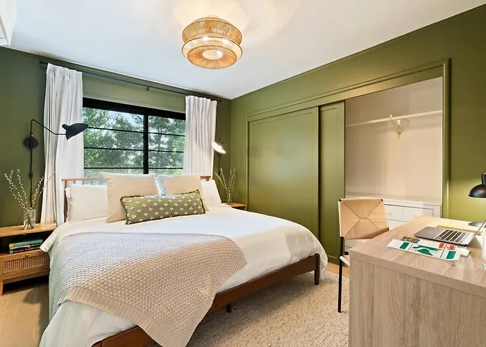 Luxe Treehouse Apt•Walk To Town•King Bed•Sleeps 4