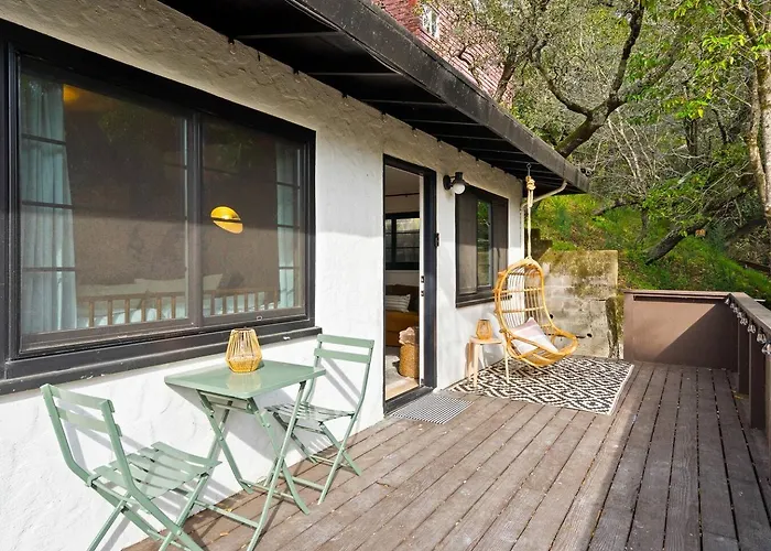 Luxe Treehouse Apt•Walk To Town•King Bed•Sleeps 4