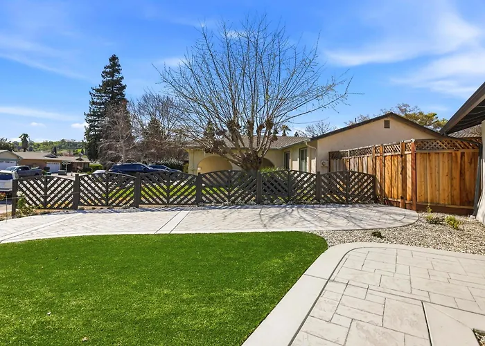 Angie Oasis Yard, Loft & Stocked Kitchen