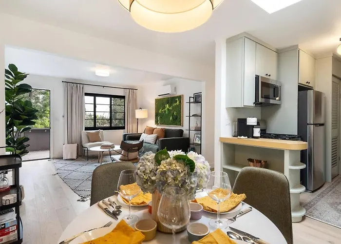 Luxury Flat | Walk To Town | King | Ac | Parking